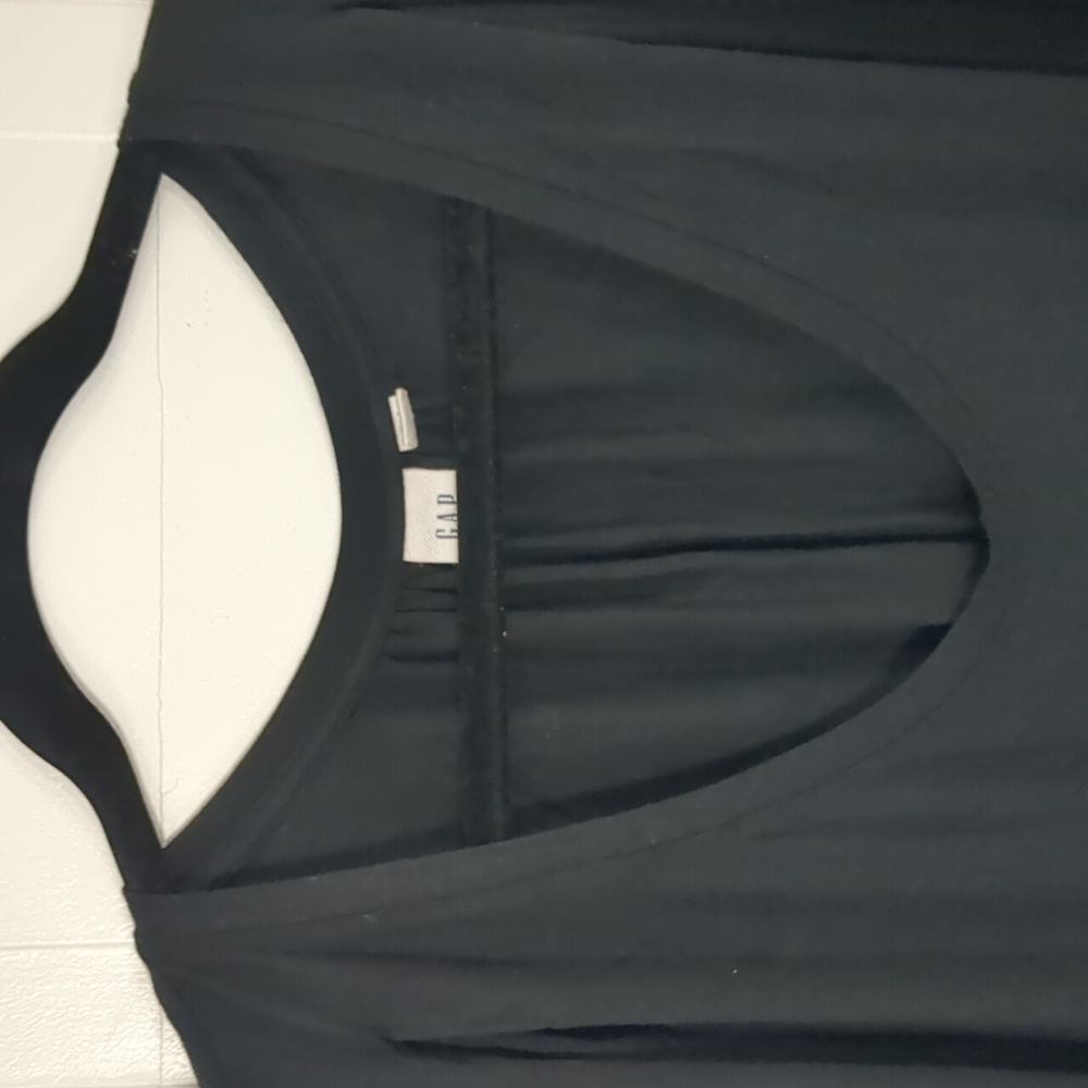 GAP women's black scoop neck Tshirt, Size Med